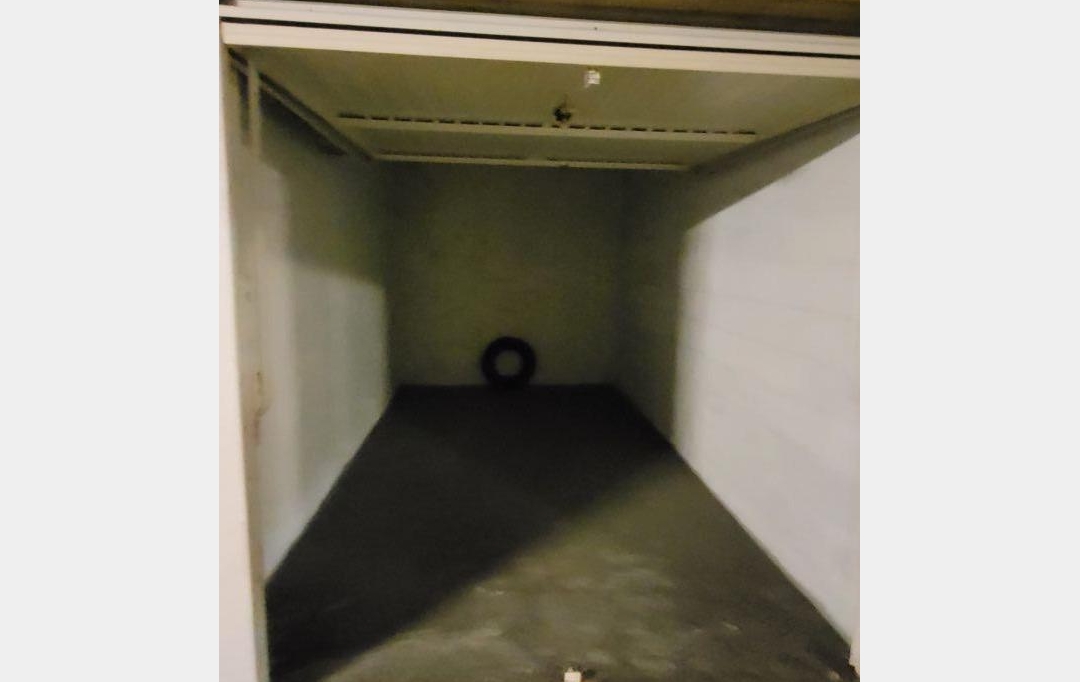 Annonces VILLEJUIF : Garage / Parking | PARIS (75018) | 12 m2 | 117 &euro; 