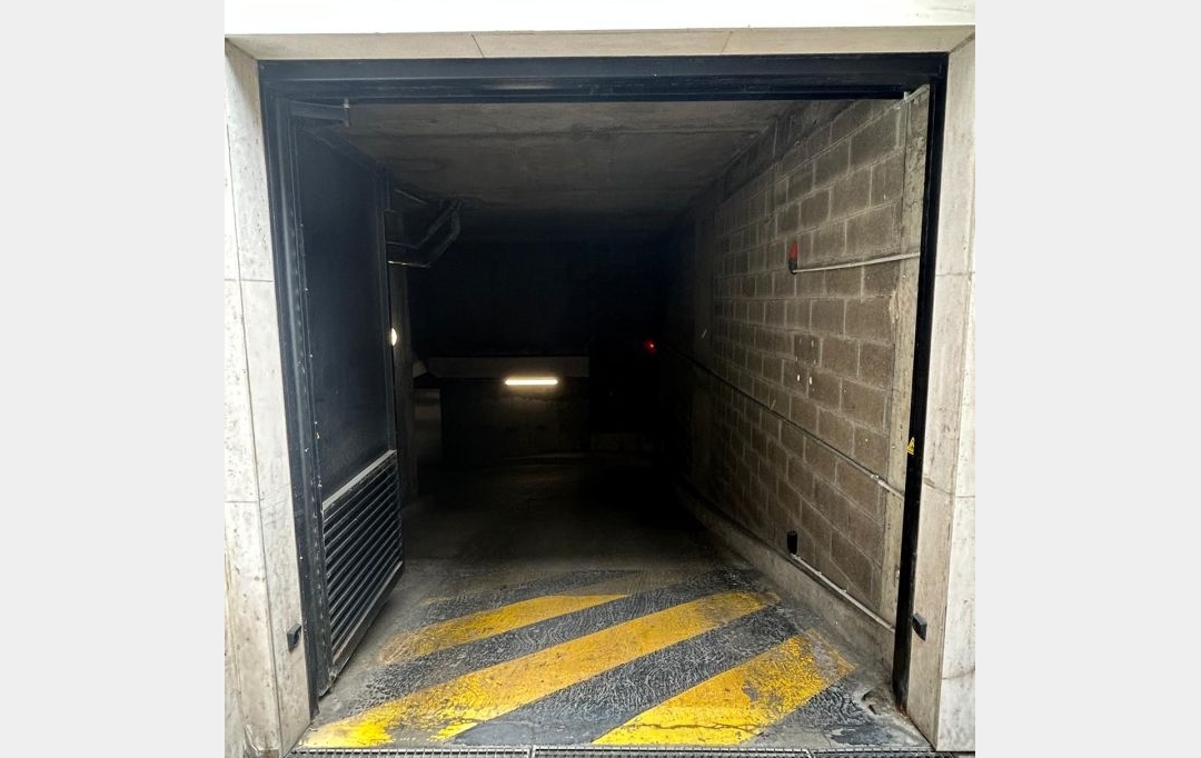 Annonces VILLEJUIF : Parking | PARIS (75015) | 12 m2 | 120 &euro; 