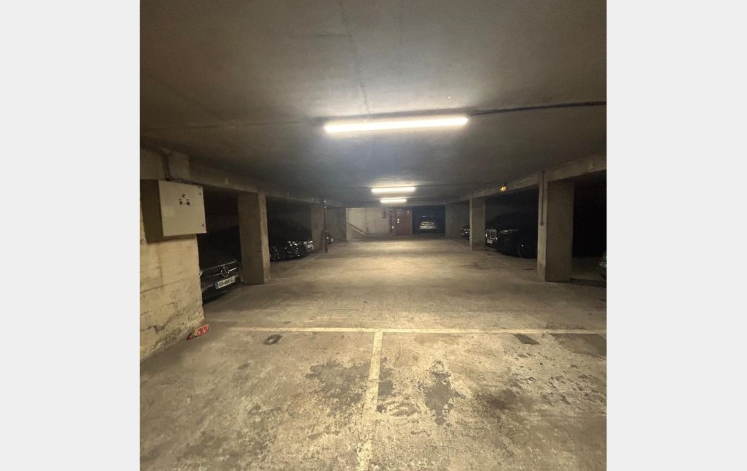 Annonces VILLEJUIF : Parking | PARIS (75015) | 12 m2 | 120 &euro; 